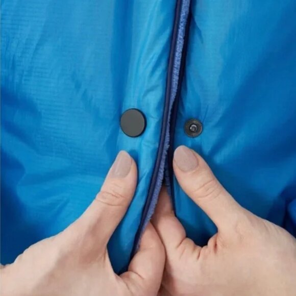 Hands Free Weatherproof Vintage Summit Outdoor Blanket - Picture 4 of 5